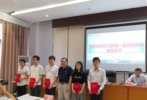 简纪常经理为获得一等奖的同学颁发证书.JPG