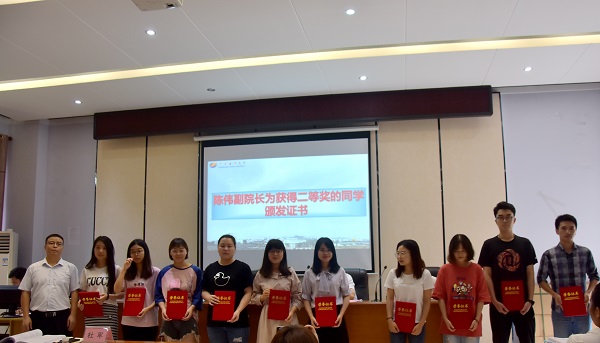 陈伟副经理为获奖同学颁奖.JPG